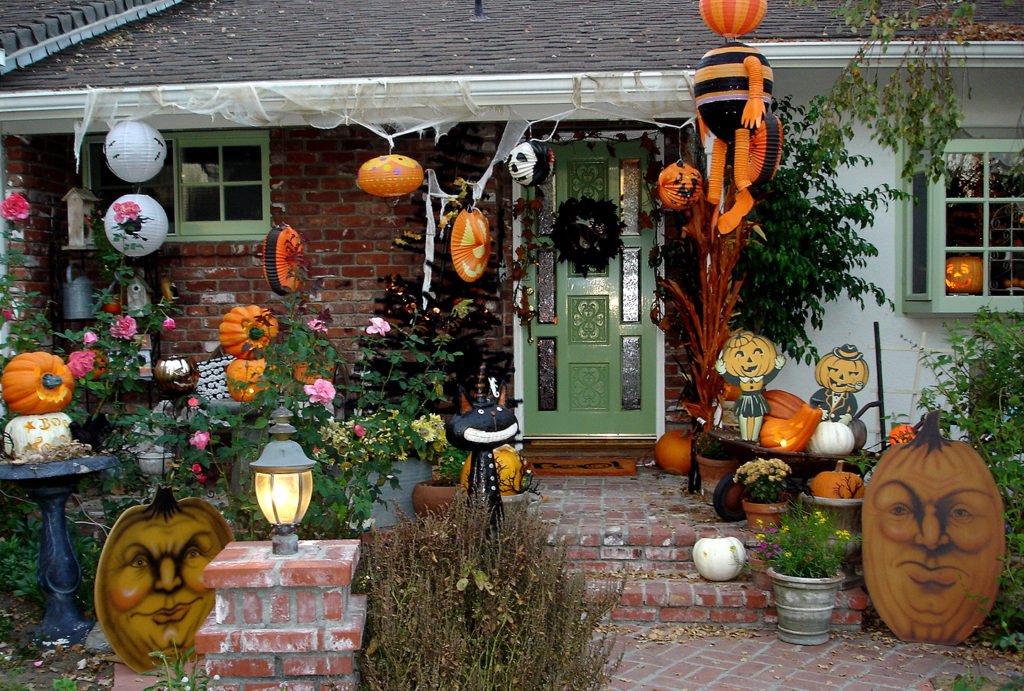 11 Awesome Outdoor Halloween Decoration Ideas