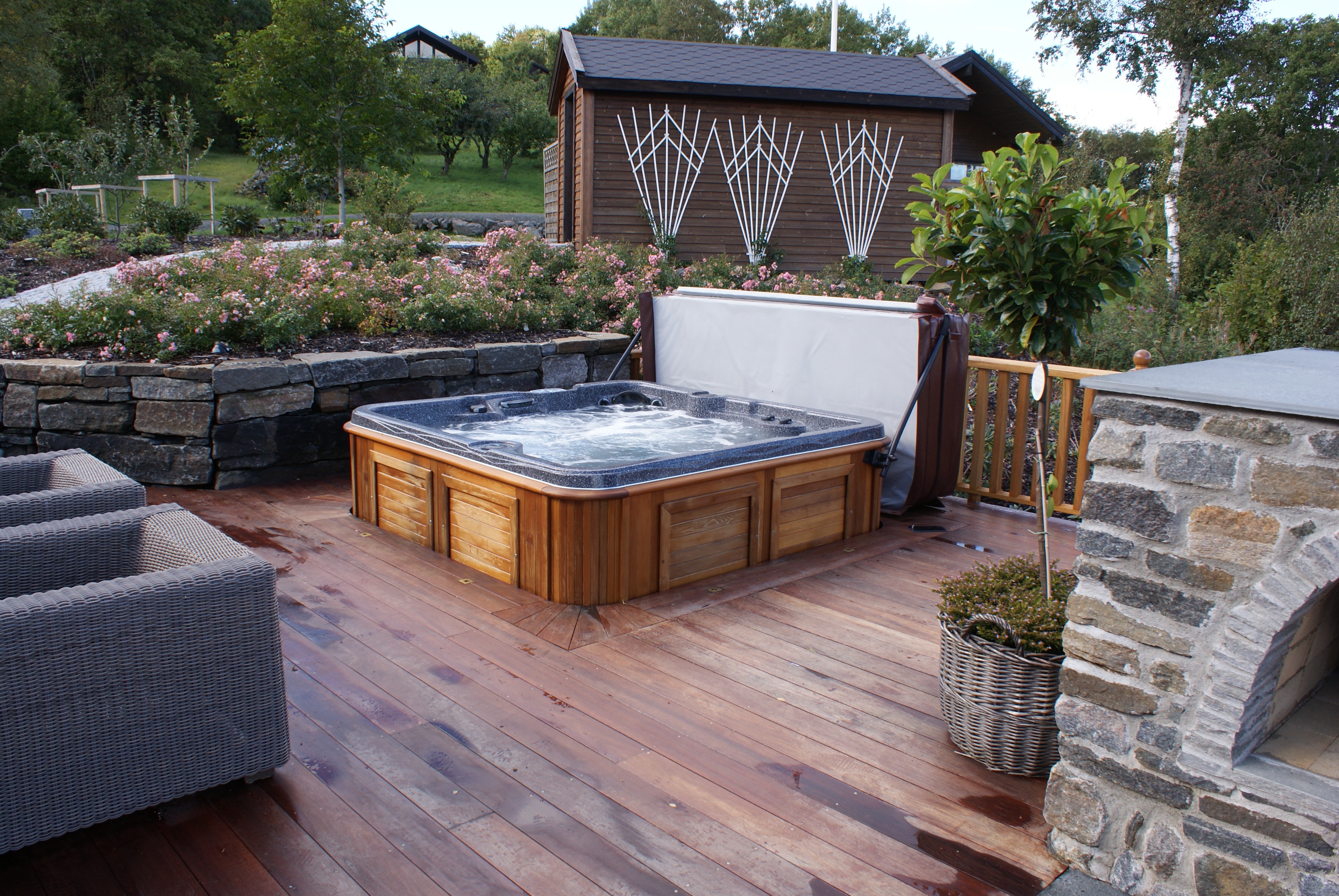 11 Awesome Outdoor Hot Tubs Ideas For Your Relaxation - Awesome 11
